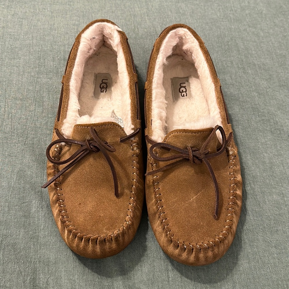 Women’s Ugg Dakota Moccasin Slippers Size 9